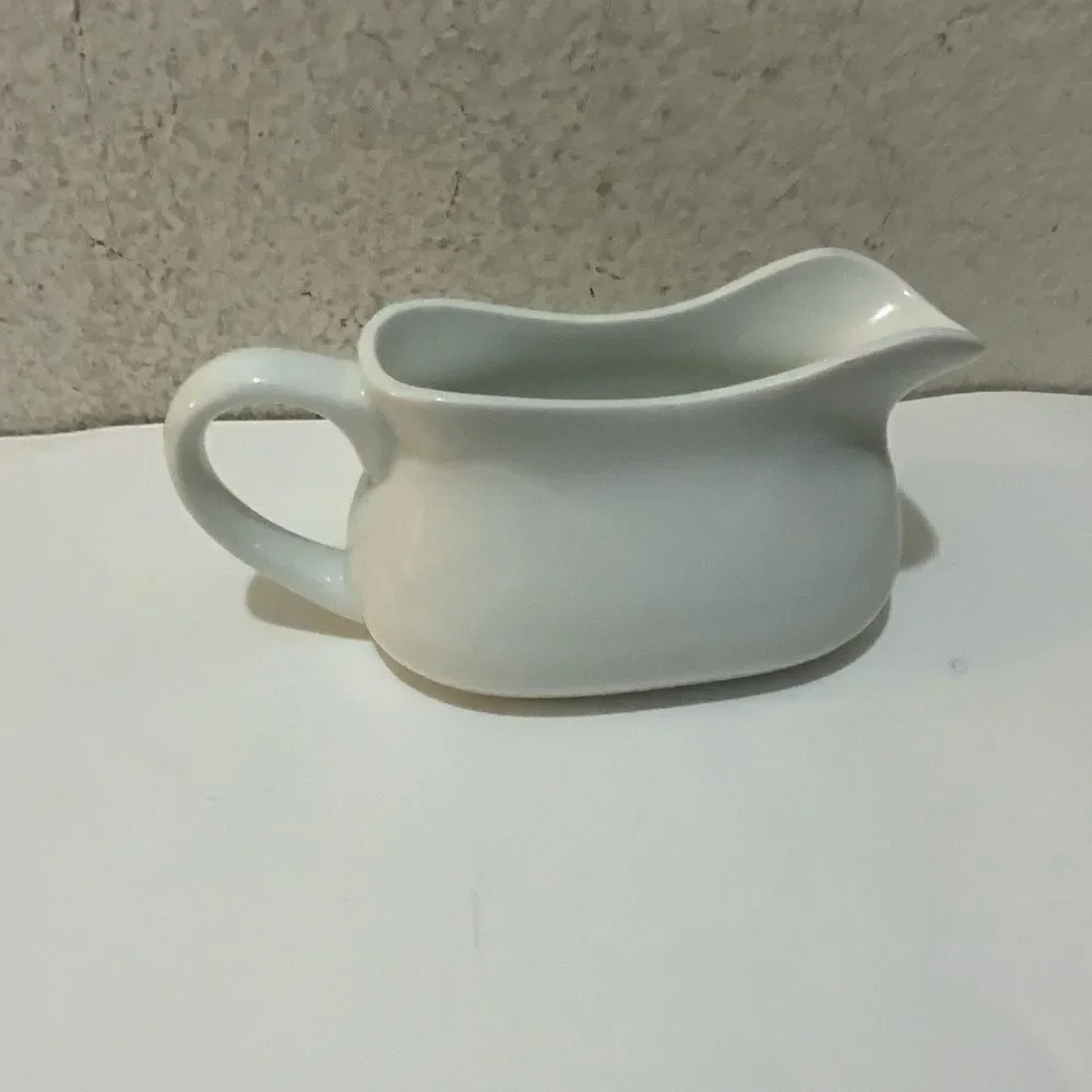 Target home collection white Porcelain White Gravy Boat 8 X 3.5 X 4” P10